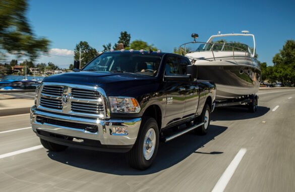 Towing Big Rigs – Power Boat Magazine