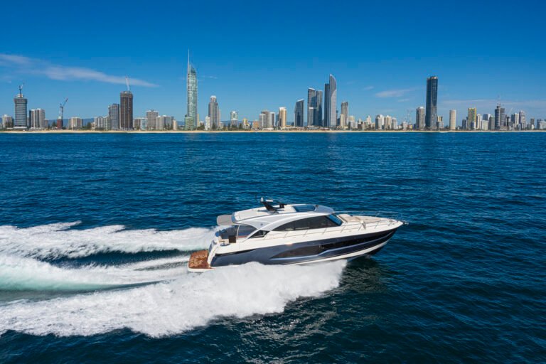 Riviera 5600 Sport Yacht PE Running 02
